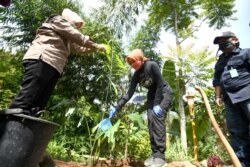 Ketua Tim Penggerak PKK Jabar Atalia Praratya mengenakan masker dalam Gerakan Tanam dan Pelihara 50 Juta Pohon, di Kabupaten Bandung, Sabtu (11/7). (Foto: Courtesy/Humas Jabar)