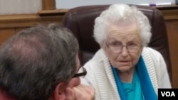 Retired clinical therapist Doug Oliver discusses old times with Geneva McElroy at a senior center in Nashville, Tennessee. (M. Osborne/VOA 2014)