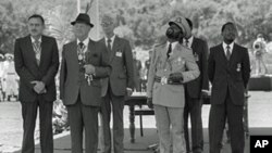 Samora Machel, após a assinatura do Acordo de Incomatí, ladeado por Joaquim Chissano e pelo presidente sul-africano Pieter Botha