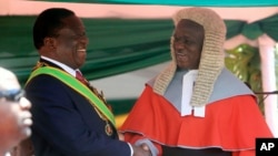 FILE: UChief Justice Luke Malaba wenzela amhlophe uMongameli Emmerson Mnangagwa.