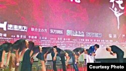中國知名導演馮小剛在《芳華》上海首映式上帶領劇組鞠躬致歉。 （蘋果日報圖片）