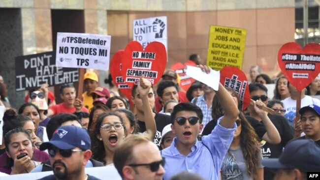 Para aktivis dan imigran di California dalam aksi protes untuk mendukung program DACA (foto: dok).