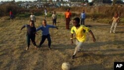 “Sepak bola dikenal di seluruh dunia. Orang main sepak bola di mana-mana dan mereka senang bermain sepak bola. Sepak bola menyatukan masyarakat,” ujar Stahl dan Mitchell yang memprakarsai sepak bola di Niger, Afrika Barat (foto: dok).