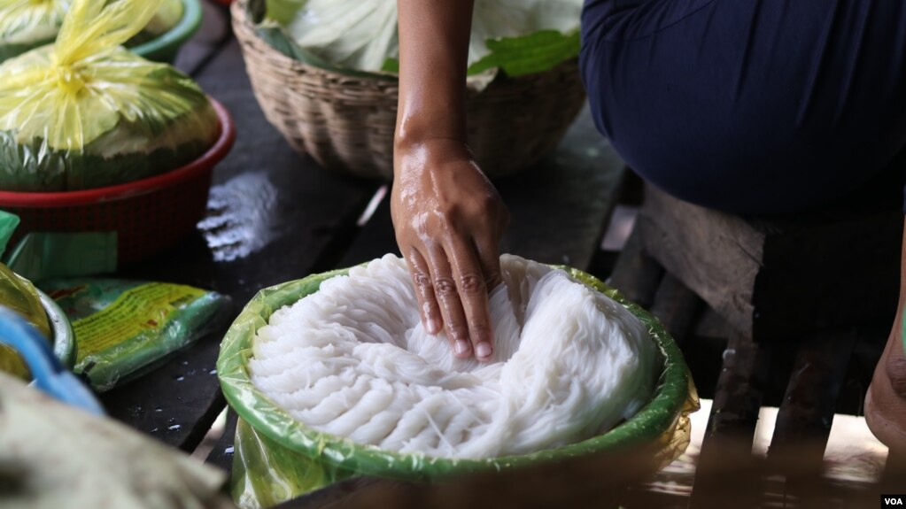 ទិដ្ឋភាពខ្លះនៃការធ្វើនំបញ្ចុករបស់ប្រជាពលរដ្ឋមួយចំនួនក្នុងភូមិស្លាកែត សង្កាត់ព្រៃតាហ៊ូ ក្រុងស្ទឹងសែន ខេត្តកំពង់ធំ ដែលជាអ្នកប្រកបរបរធ្វើនំបញ្ចុកលក់។(ស៊ុន ណារិន /VOA)