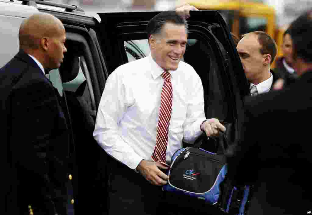 Le candidat républicain Mitt Romney s'apprêtant à emprunter son avion de campagne à Toledo, dans l'Ohio