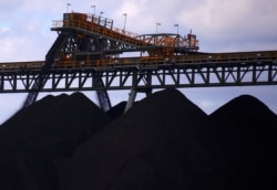 Batu bara dibongkar ke tumpukan besar di tambang Batubara Ulan dekat pusat kota Mudgee, New South Wales, Australia, 8 Maret 2018.