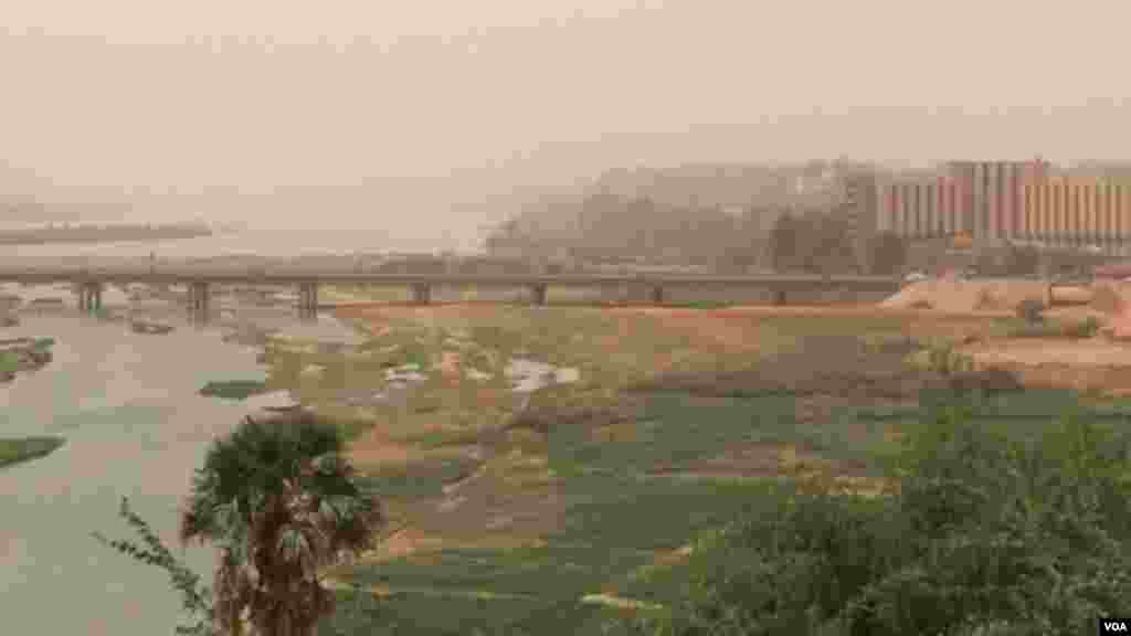 Un Pont sur le fleuve Niger, à Niamey