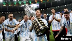 L'Argentin Lionel Messi et ses coéquipiers célèbrent leur victoire en Copa America avec le trophée le 10 juillet 2021. 
