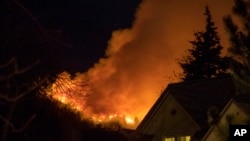 Asap membumbung dari kebakaran liar dekat kawasan perumahan hari Minggu, 19 Maret 2017 di Boulder, Colorado yang memaksa warga mengungsi dari rumahnya (foto: Seth Frankel via AP)