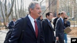 화웨이 측 변호사인 제임스 콜 씨가 지난 3월 뉴욕 브루클린 연방법원을 떠나고 있다. 