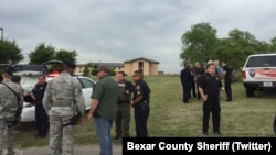 Les policiers du Comte de Bexar sur les lieux de la fusillade, Lackland, Texas, 8 avril 2016 