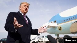 El presidente Donald Trump habla con reporteros antes de abordar el Air Force One en la Base Andrews en Maryland, el 18 de febrero de 2020.