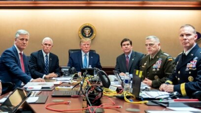 TT Trump, Cố Vấn An ninh O'Brien, Phó TT Pence, BTQP Esper, và một số tướng lãnh theo dõi cuộc càn quét của biệt kích Mỹ nhắm vào thủ lãnh ISIS hôm 26/10/2019, Ảnh chụp tại Tòa Bạch Ốc. (Shealah Craighead/The White House via AP)
