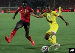 TSHIBILIKA SIBONE ... UBevis Kristofer Kizito Mugabi wakwele Uganda utshibilikiswa nguOvidy Karuru weqembu leZimbabwe Warriors ...