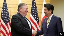 El secretario de Estado de EE.UU., Mike Pompeo, izquierda, se reunió con el primer ministro japonés Shinzo Abe para hablar sobre la política hacia Corea del Norte. 