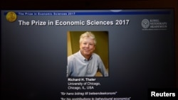 Foto Richard H. Thaler, pemenang Hadiah Nobel bidang Ekonomi 2017, yang secara resmi disebut Hadiah Sveriges Riksbank dalam Ilmu Ekonomi untuk Mengenang Alfred Nobel, ditayangkan pada layar saat konferensi pers di Stockholm, 9 Oktober 2017.