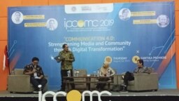 Para pembicara pada acara "International Post-Graduate Conference on Media and Communication" yang digelar Departemen Komunikasi FISIP Universitas Airlangga Surabaya. (Foto: VOA/Petrus)