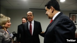 El canciller ruso Sergey Lavrov, saluda con el presidente de Venezuela Nicolás Maduro, con quien se reunió al margen de las sesiones de la 73 Asamblea General de la ONU en Nueva York. Septiembre 26 de 2018. Foto oficial Ministerio RREE Rusia.