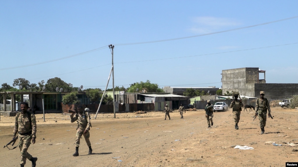 Vikosi maalum vya Amhara vkiondoka baada ya makabiliano na TPLF kwenye picha ya awali