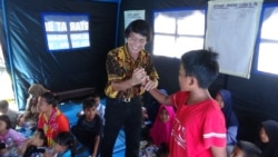 Ketua LPAI, Seto Mulyadi ketika melakukan kegiatan "trauma healing" bagi anak-anak penyintas bencana (foto: dok).