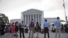 2013年6月24日一些人在美国最高法院门前等待宣布法院裁决，有的裁决涉及到美国平权法案