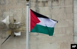 Bendera Negara Palestina berkibar tertiup angin setelah dikibarkan pada Rabu, 30 September 2015. (Foto: AP)