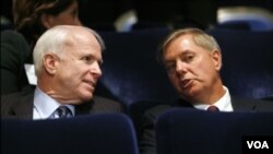 ສະມາຊິກສະພາ​ສູງ John McCain ​ແລະ​ Linsay Graham
​ຢູ່​ໃນ​ກຸງ​​ໄຄ​ໂຣ ​ໂດຍການ​ຂໍ​ຮ້ອງ​ຂອງປະທານາທິບໍດີ
ສະຫະລັດ ທ່ານ Barack Obama