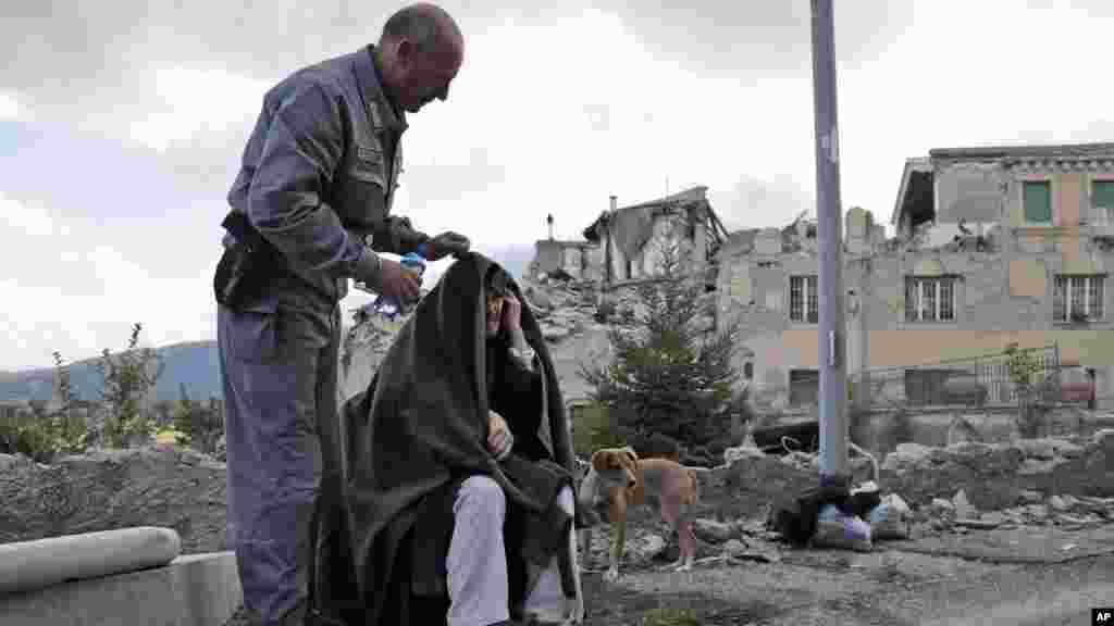 Un homme plus âgé reçoit de l&#39;aide après le séisme qui a frappé le pays, à Amatrice, Italie, le 24 août 2016.