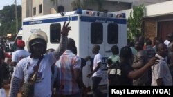 L’opposant togolais Nicodème Habia en grève de la faim depuis deux semaines est évacué par ambulance vers le Ghana, à Lomé, 2 octobre 2018. (VOA/Kayi Lawson)
