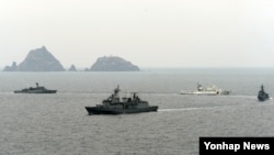독도 인근 해상에서 방어훈련을 실시하고 있는 한국 해군 함정들. (자료사진)