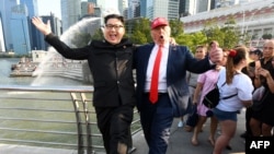 Двойники Дональда Трампа и Кем Чен Ына развлекают прохожих на улицах Сингапура