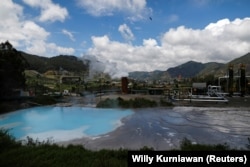 Burung terbang di atas unit pembangkit listrik tenaga panas bumi (PLTP) milik PT. Geo Dipa Energi (Persero) di kawasan pegunungan Dieng di Banjarnegara, Jawa Tengah, 15 November 2020. (Foto: REUTERS/Willy Kurniawan)