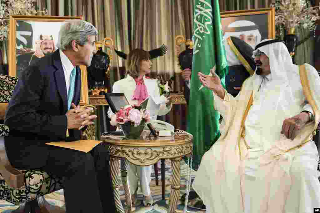 جدہ میں سعودی عرب کے بادشاہ عبد اللہ بن عبد العزیز امریکی وزیر خارجہ سے ملاقات کر رہے ہیں۔