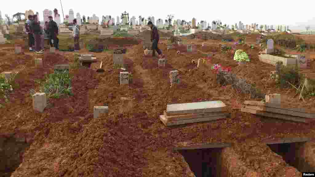24일 시리아 정부군의 하마 지역 공습 당시 사망한 사람들의 무덤.