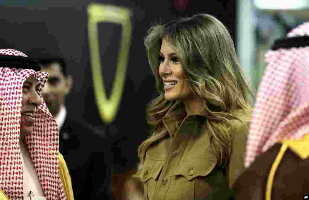 سفر بانوی اول آمریکا به عربستان سعودی؛ ملانیا ترامپ با مقامات سعودی در حین بازدید از مرکز خدمات بازرگانی زنان در ریاض گفت و گو می کند.
