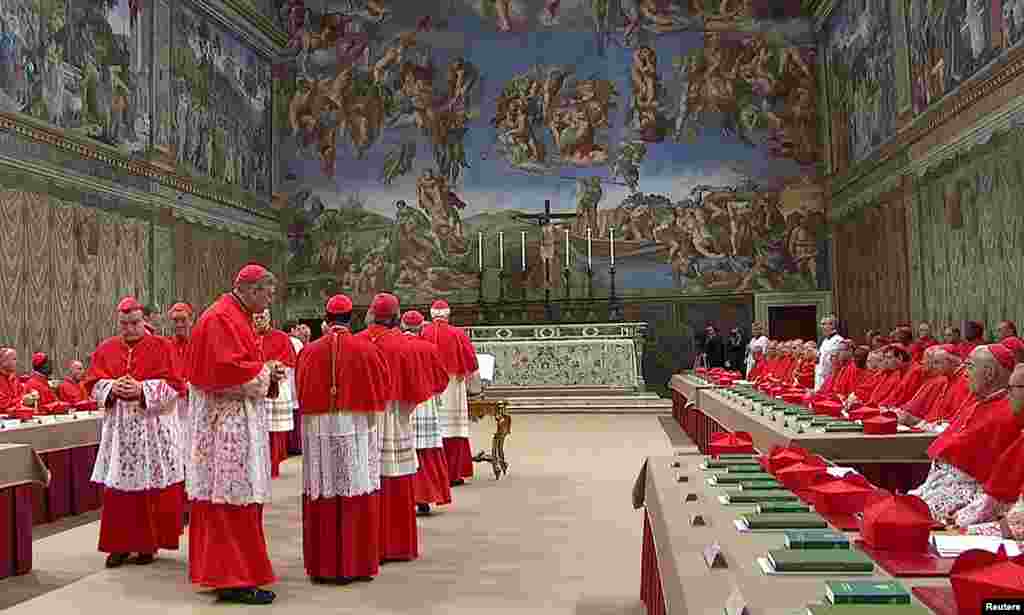 115 thành viên thuộc Hồng y Ðoàn của Giáo hội sẽ tề tựu về nhà nguyện Sistine ở Thành Vatican, và sẽ biệt lập với bên ngoài cho đến khi bầu ra được một vị giáo hoàng mới.