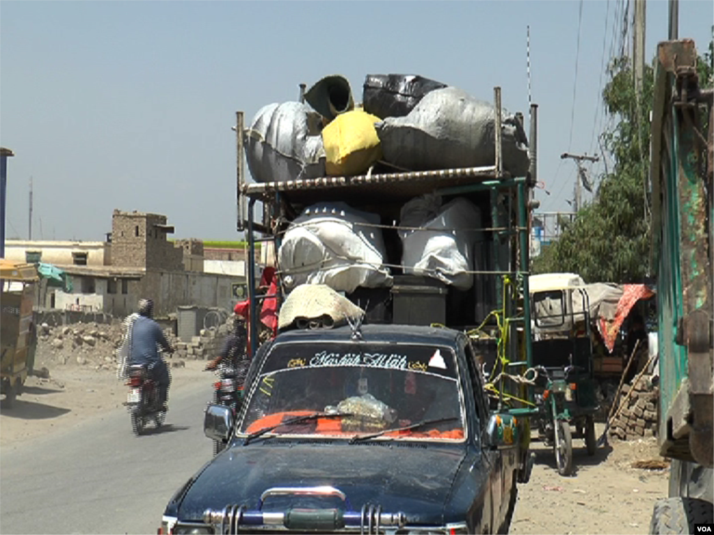 قبائلی علاقے سے نقل مکانی کرنے والے بعض خاندان صوبہ خیبر پختونخواہ کے جنوبی ضلع پہنچے ہیں۔