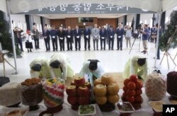 추석 명절을 앞두고 11일 한국의 이산가족과 실향민들이 서울 종로구 이북5도청에서 이북부조 합동 망향제를 했다.