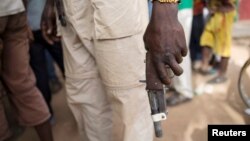 Un homme tient une arme dans la ville de Bocaranga, en Centrafrique, le 28 avril 2017.