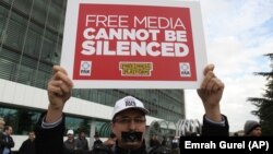 Manifestation de solidarité devant les bureaux du quotidien Zaman à Istanbul le 4 mars 2016. (AP Photo/Emrah Gurel)