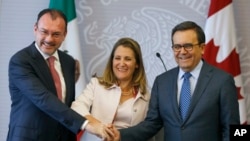 Mexico's Foreign Minister Luis Videgaray, from left, Canada's Foreign Affairs Minister Chrystia Freeland and Mexico's Secretary of Economy Ildefonso Guajardo pose for a photo during a joint news conference about ongoing renegotiations of the North American Free Trade Act, July 25, 2018.