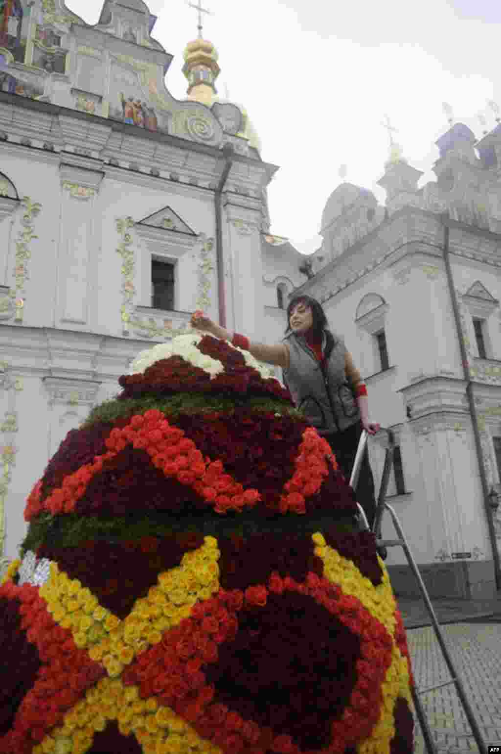 Перед Києво-Печерською лаврою гігантська великодня писанка була створена з тисяч квіткових бутонів.