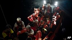 리비아에서 배를 타고 온 난민들이 '프로엑시바 오픈 암스' 스페인 NGO에 의해 구조된 후 'SOS 지중해'의 아쿠아리스 구조선으로 옮겨타고 있다.