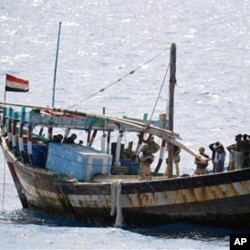 Une embarcation de de pirates somaliens interceptés le 10 février 2011 par la marine britannique dans l'Océan indien
