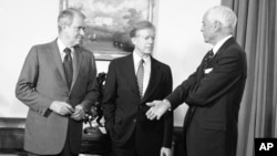 FILE - U.S. Ambassador to the USSR, Thomas Watson (R), who was recalled consultation after the Soviet military intervention in Afghanistan, talks with President Jimmy Carter and Secretary of State Cyrus Vance (L) at the White House in Washington, Jan. 5, 1980.