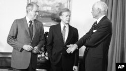 Američki ambasador u SSSR-u Tomas Votson (desno), koji je piozvan na konsultacije posle invazije Sovjeta na Avganistan, u razgovoru sa predsednikom Džimijem Karterom i tadašnjim državnim sekretarom Sajrusom Vensom (levo) u Beloj kući