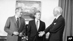 FILE - U.S. Ambassador to the USSR, Thomas Watson (R), who was recalled consultation after the Soviet military intervention in Afghanistan, talks with President Jimmy Carter and Secretary of State Cyrus Vance (L) at the White House in Washington, Jan. 5, 1980.