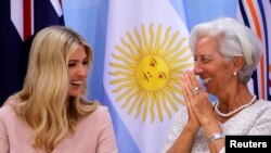 Bà Ivanka Trump (trái) và giám đốc Qũy tiền tệ Quốc tế (IMF) Christine Lagarde tại một cuộc họp của nhóm G-20 tại thành phố Hamburg, Đức, ngày 8/7/2017.