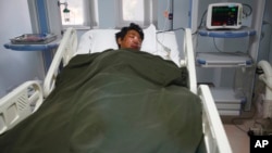 A Nepalese Sherpa Dawa Tashi, who was injured during an avalanche, gets treatment at a hospital in Katmandu, Nepal, April 18, 2014. 