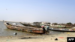 Des bateaux de pêche se tiennent dans les eaux de Ndiebene-Gandiol près de la ville de Saint-Louis au nord du Sénégal, le 8 août 2018.